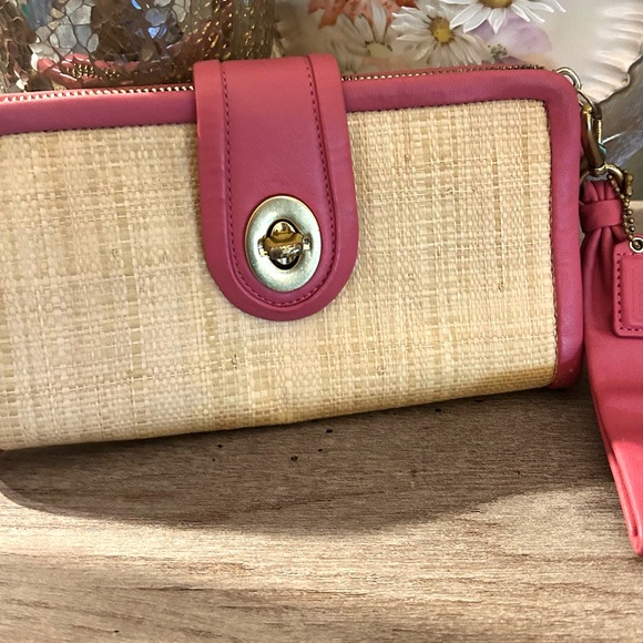 Coach, pink, leather, & wicker large wristlet, rare - Picture 4 of 11